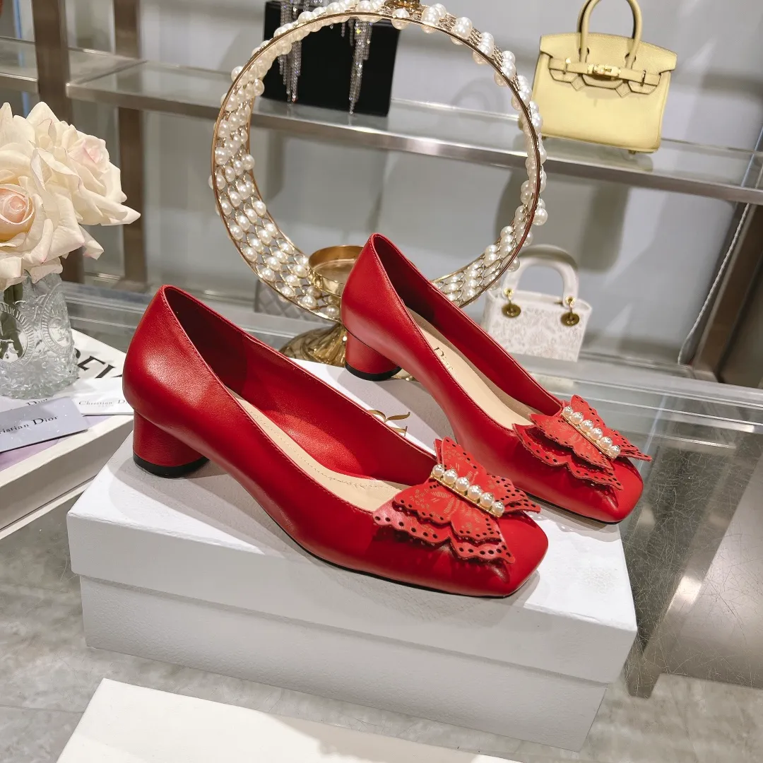 👟👟Ex-factory price 560👟👟 2024 early spring new style ◼️Dior ◼️Dior spring and summer latest fashion show haute couture series sandals Bow Mary Jane ——— Ldylle retro Roman style doll women's sandals CD pearl five metal buckle bow low-heeled women's single shoes Original development top high-end version Material: imported cow patent leather upper + water-dyed sheepskin lining + original molded pearl buckle + Italian genuine leather outsole Size: 34-40 (34.40. Customization is non-refundable and non-exchangeable) Heel height: 4.5cm 8.5cm